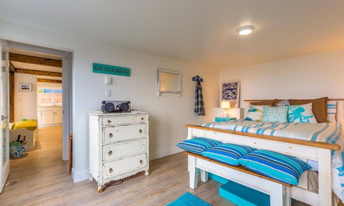 Roberts Creek House | Cozy Beach Front Cottage with Ocean View for Families
