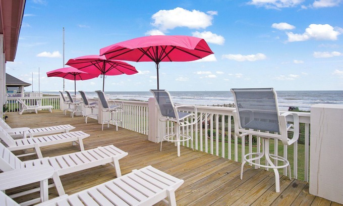Crystal Beach House | Beachfront Cottage with Ocean Views & Spa - Guest Rated 9.8