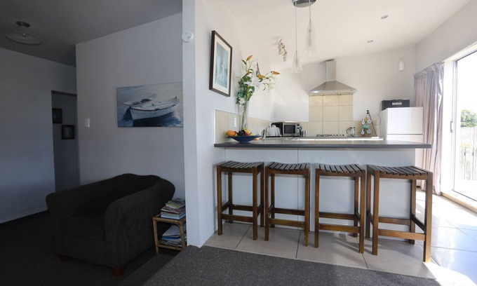 South Bay Cottage | Beachfront Cottage with Spa & Hot Tub – Rated 9.4/10