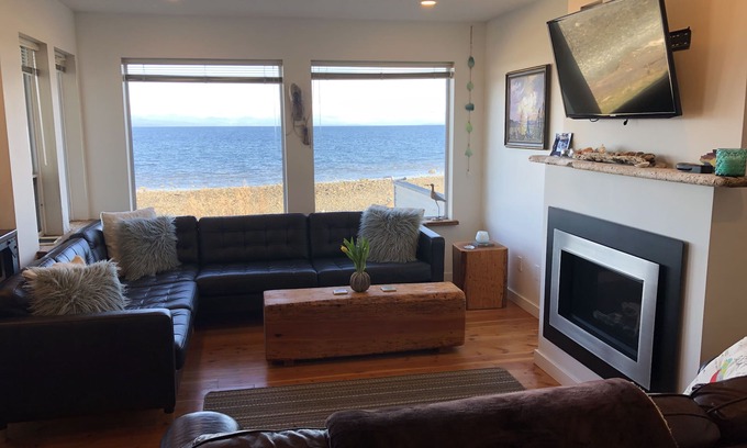 Campbell River House | Beachfront Duplex Retreat with Ocean Views near Campbell River