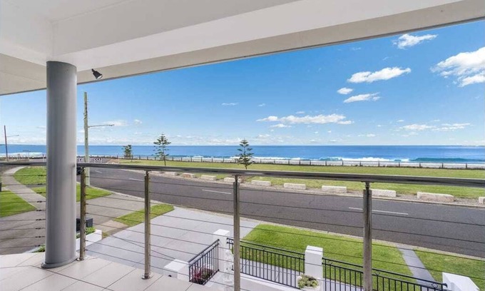 Kooragang House | Unforgettable Oceanfront Stay with Spectacular Views