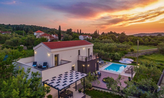 Zdrelac House | Spacious 3 Bedroom Accommodation with Oceanfront Views
