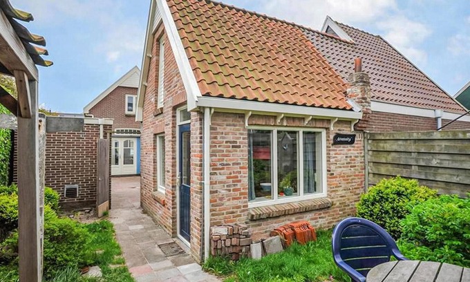 Bergen aan Zee House | Seaside Escape: 1 Bedroom Accommodation in Bergen aan Zee