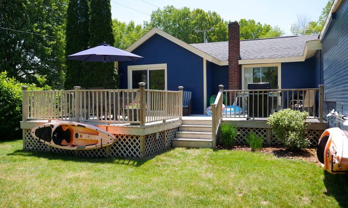 Grand Junction House | Beachfront Lake Resort: Family-Friendly Stay Near South Haven