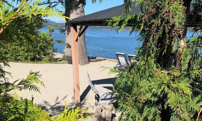 Campbell River Apartment | Beachfront Retreat with Private Hot Tub and Spa Amenities