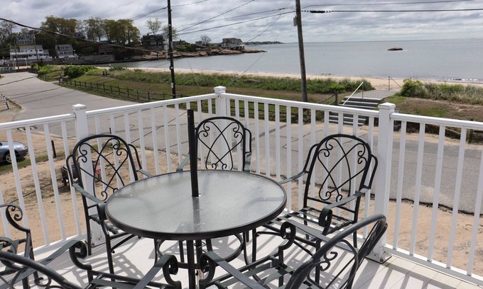 Old Lyme House | BEACH FRONT Pet Friendly, Sleeps 10, Firepit, assoc. playground w/tennis/pickle.