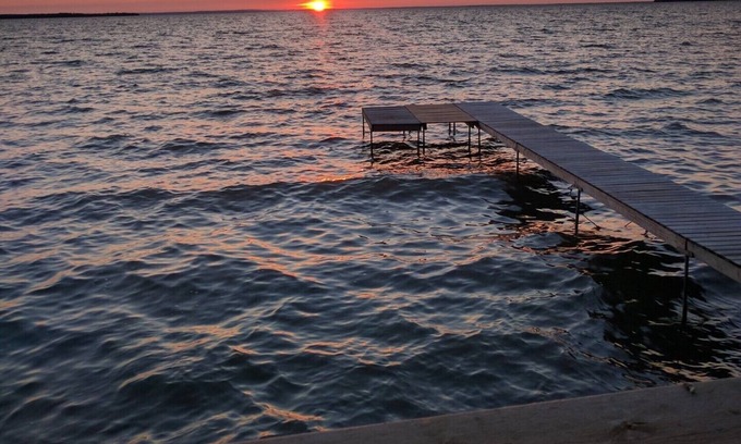 Beaverton Cottage | Idyllic Beach-Front Paradise on Lake Simcoe with Ocean Views