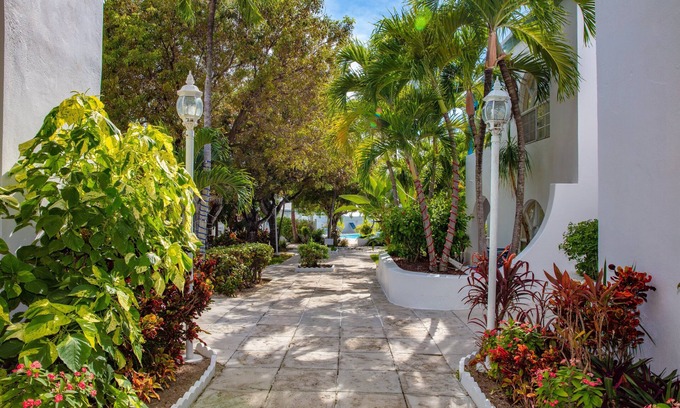 Paradise Island Villa | Beachfront Resort with Pool and Ocean Views Near Atlantis