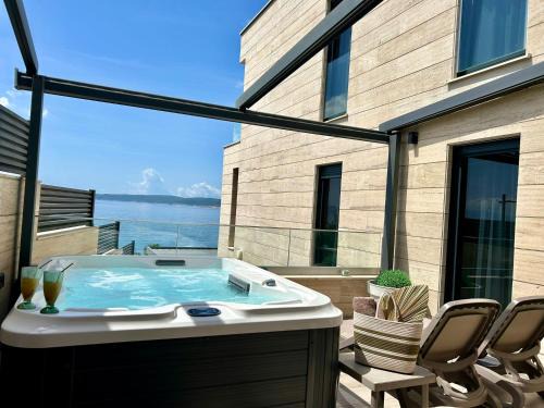 Selce Apartment | Exclusive Beachfront Villa Fran: Deluxe Sea View Suite
