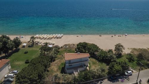 Toroni House | Oceanfront Villa Toroni: Family-Friendly Beach Escape
