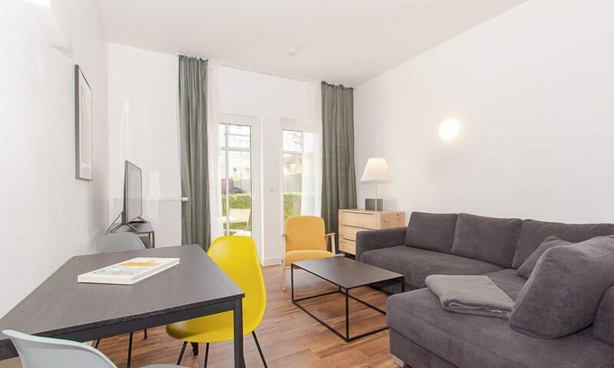 Warnemuende Apartment | Modern Beach Grass Retreat on Alten Strom with Breakfast