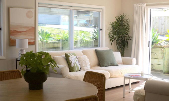 Gisborne Apartment | Beach Guest House: Steps from Wainui Beach with Breakfast