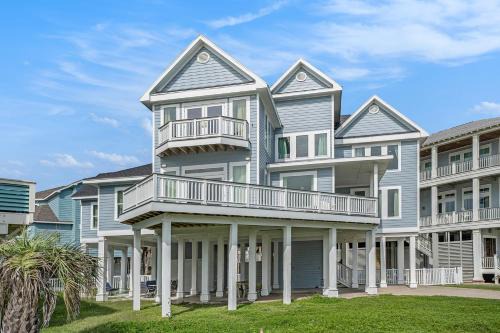 Pirates Beach House | Beach Haus: Family-Friendly Retreat by the Ocean