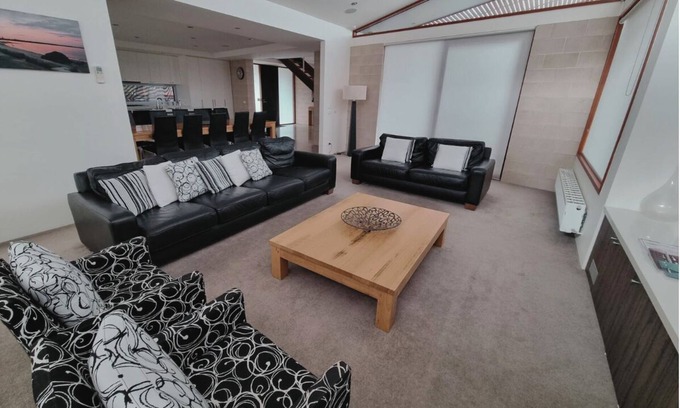 Point Lonsdale House | Beach Haven: Guest Rated 9.8 with Pool and Spa Amenities