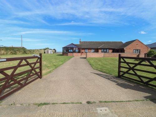 Irstead House | Beach Haven: Family-Friendly Retreat with Pool Access