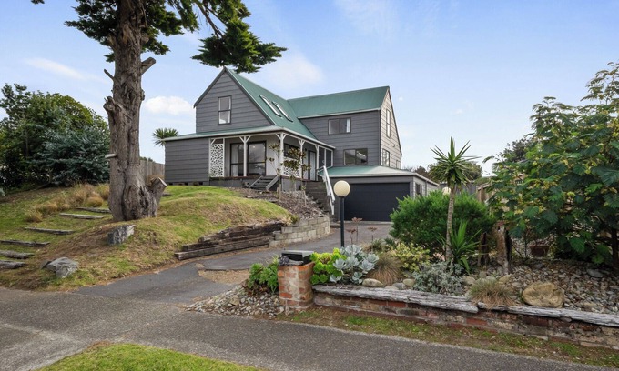 Waikanae House | Beach Haven Manor - Waikanae Beach Holiday Home