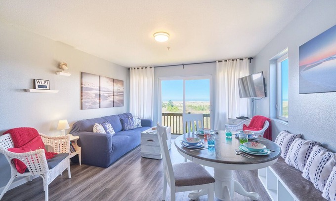 Long Beach Condo | Beach Haven: Oceanfront Retreat with Incredible Views