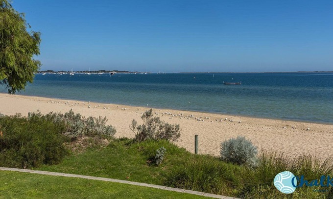 Rockingham Apartment | Beach holiday unit 1min from the beach with a garden and an office!