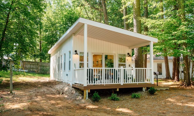 Mayfield House | Pet-Friendly Arbutus Lake Retreat with Pontoon Rentals