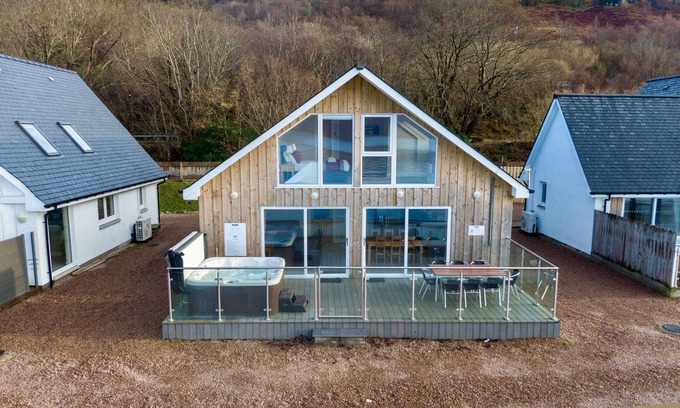 Kentallen Cottage | Beach House 2 with Hot Tub - Perfect for Family Getaways
