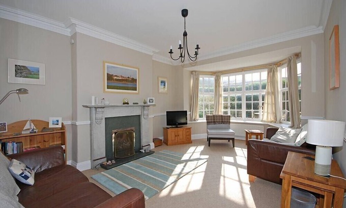 Alnmouth Cottage | Cozy Beach House in Alnmouth with Ocean Views & Pet-Friendly