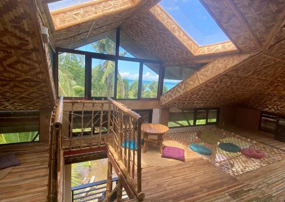 Bayawan City Bed & Breakfast | Cozy Beach House with Oceanfront Views and Private Access