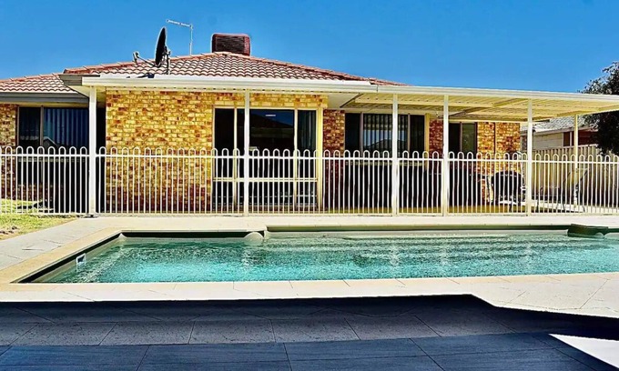 Port Kennedy House | Relaxing Beach House with Pool and Spa Amenities