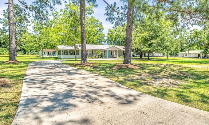 Laurel Hill House | Budget-Friendly Beach House Blue: Pet Friendly & Pool Access