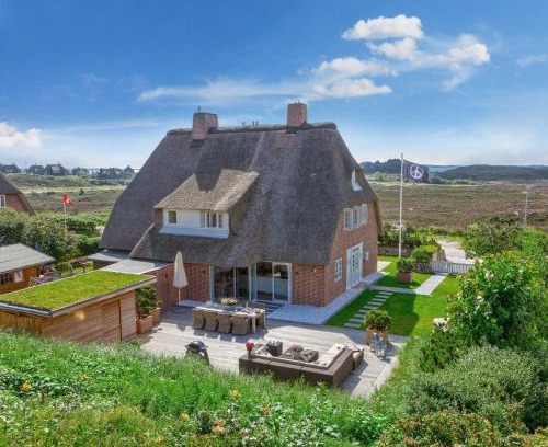 List House | Relax at Beach House: Family-Friendly with Pool & Breakfast
