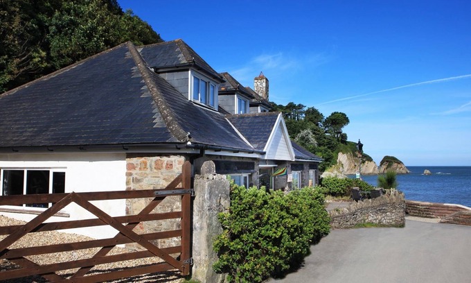 Lee House | Oceanfront Beach House with Pool & 9.8/10 Guest Rating