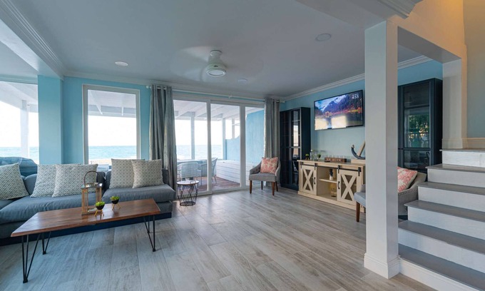 Nassau House | Inviting Beach House at Harbour Mews with Oceanfront Views