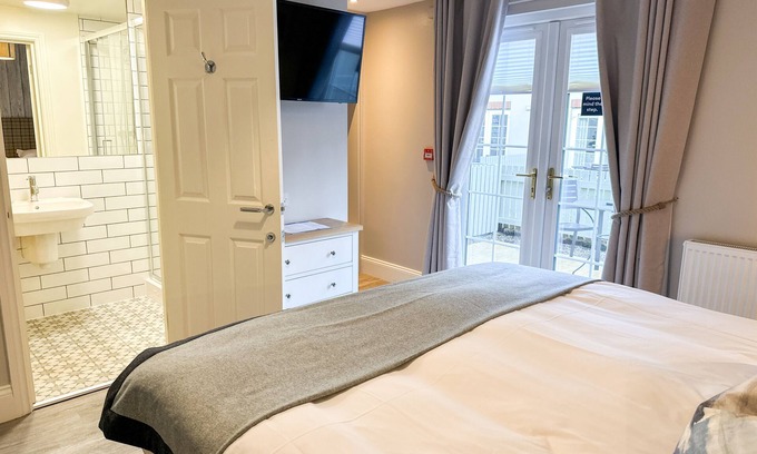 Seahouses Hotel | Beach House Hotel: 4-Star Retreat with Pool & Spa