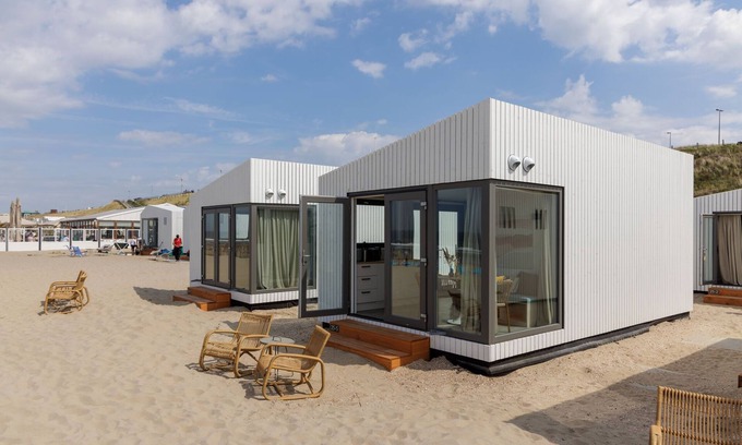 Zandvoort Ski Chalet | Beachfront Retreat: Unique House Steps from Zandvoort Beach
