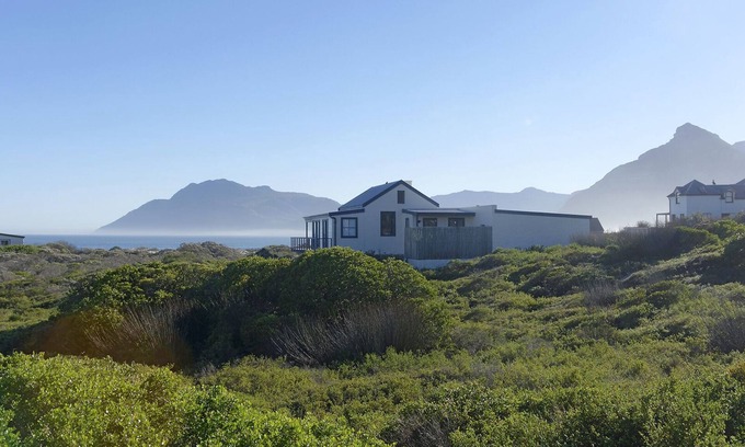 Kommetjie House | Beach House Retreat: Oceanfront Living in Eco Estate