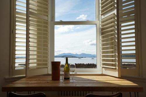 Fairlie Apartment | Coastal Retreat with Private Garden & Breathtaking Views