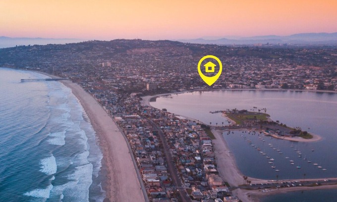 Crown Point Condo | Prime Beach House Steps from Mission Bay with Ocean View