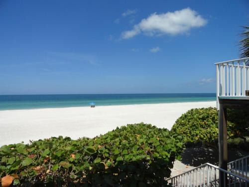 Bradenton Beach House | Tranquil Beach House Resort with Oceanfront Pools