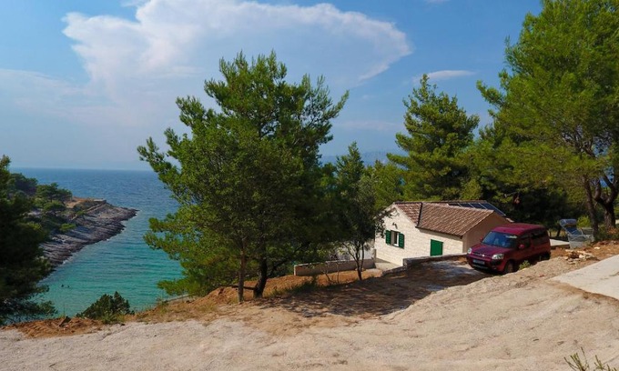Praznica Apartment | Seaside Comfort at Beach House Sarbun with Ocean Views
