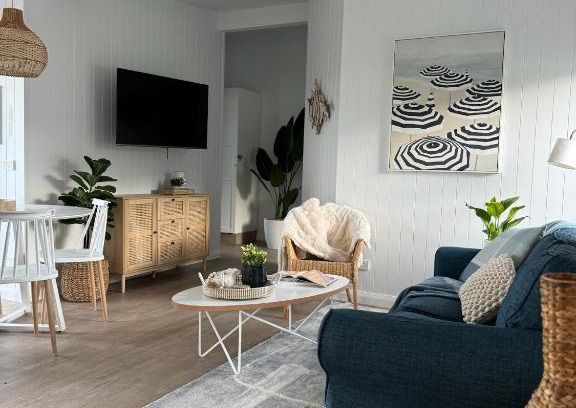 Scamander House | Cozy Beach Hut Scamander with Oceanfront Views