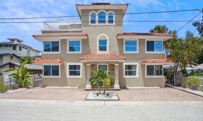 Sunset Beach House | Unforgettable Beach Livin: 3 Bedroom Retreat for Families