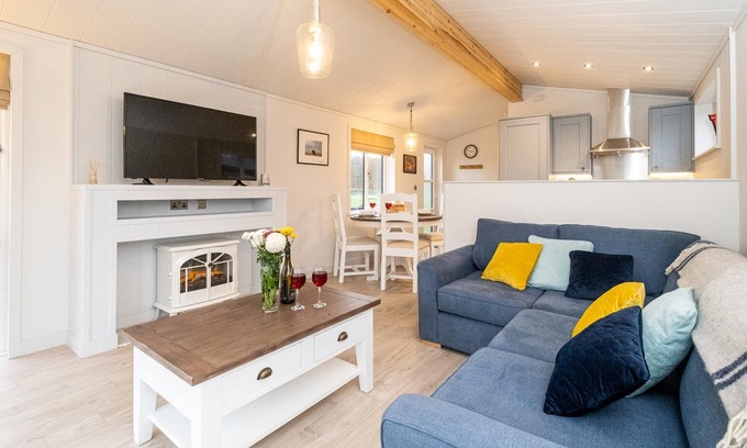 Leiston Cottage | Cozy Beach Lodge - Sizewell with Spa & Pet-Friendly Stay