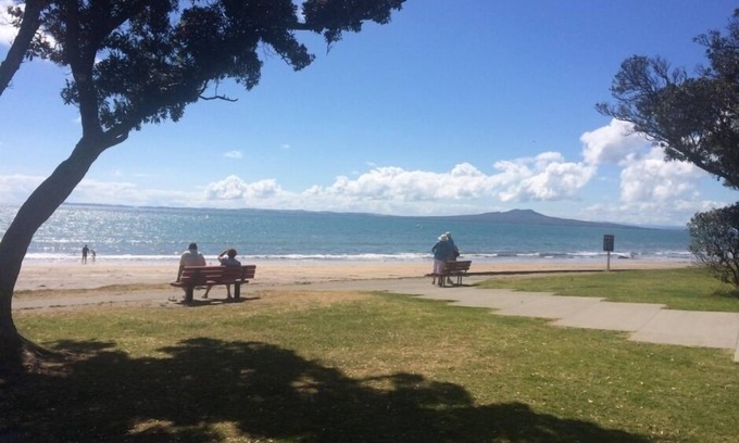Murrays Bay House | Beach Lodge: Steps from Shore, Pet-Friendly & Family-Oriented