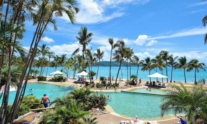 Hamilton Island Apartment | Seaside Retreats: Oceanfront Lodges with Pool & Breakfast