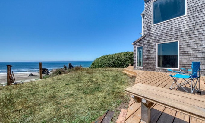 Bandon Apartment | Beach Loop Condos: Oceanfront Retreat with Pet Friendly Options