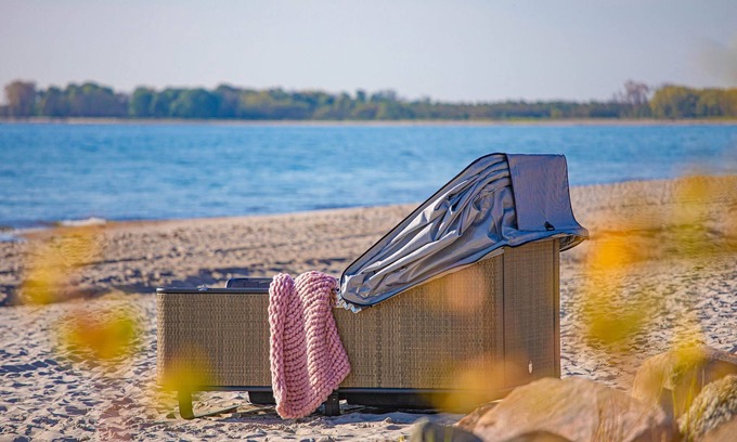 Kronsgaard Apartment | Beach Lounge Kronsgaard: Oceanfront Retreat with Pool Access