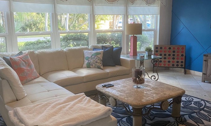 Boca Raton House | Unforgettable Family Fun: Beach, Dining & Pools Await!