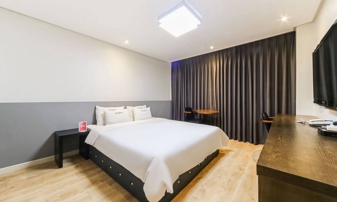 Yeongdo Hotel | Beach Motel: Family-Friendly Escape with Delicious Dining