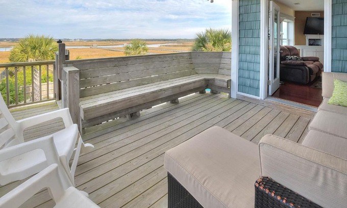 Oak Island House | Relax at Beach Mountain: Family-Friendly with Pool & Hot Tub