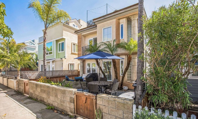 Mission Beach House | Experience Beach N 'Bay: Oceanfront Bliss in San Diego!