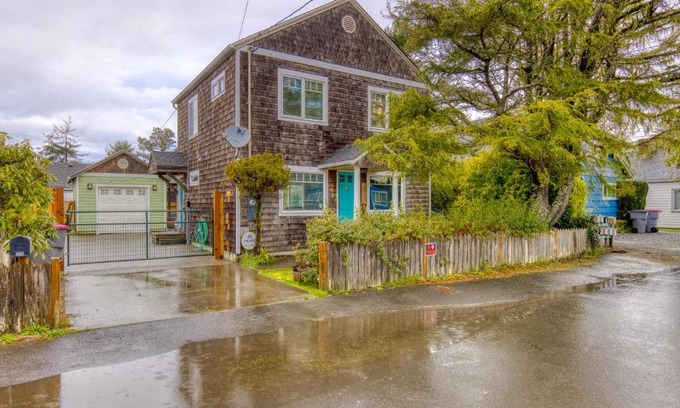 Seaside House | Idyllic Beach Oasis with Hot Tub & Pet-Friendly Amenities